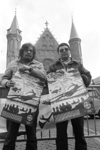 Innu Indianen uit Canada demonstreren op Binnenhof tegen oefeningen met F16s, Bestanddeelnr 934-1956