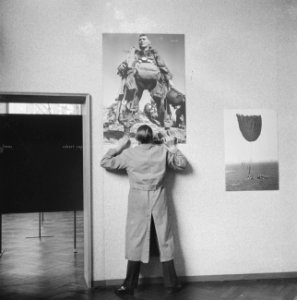 Inrichten Stedelijk museum voor tentoonstelling oorlogsfoto´s van fotograaf Robe, Bestanddeelnr 913-7063