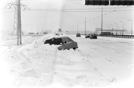 Ingesneeuwde auto langs snelweg, Bestanddeelnr 930-1270