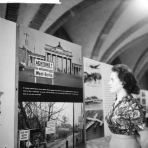Inrichtingen tentoonstelling Berlijn bolwerk der vrijheid te Den Haag . Overzi, Bestanddeelnr 912-1509