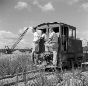 Ingenieurs op een smalspoorlocomotief bij de inspectie van de terreinen van de B, Bestanddeelnr 252-6528