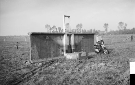Inpoldering en bemaling, spanstuwen, brommers, Bestanddeelnr 159-1046