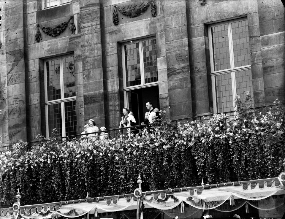 Inhuldiging koningin Juliana. Balconscene na afloop van de plechtigheid in de Ni, Bestanddeelnr 900-0227