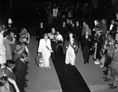 Inhuldiging koningin Juliana. Aankomst van koningin Juliana en prins Bernhard me, Bestanddeelnr 900-0231