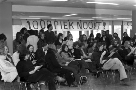 Inschrijfbureau Amsterdamse Universiteit bezet door studenten uit protest tegen , Bestanddeelnr 926-2230