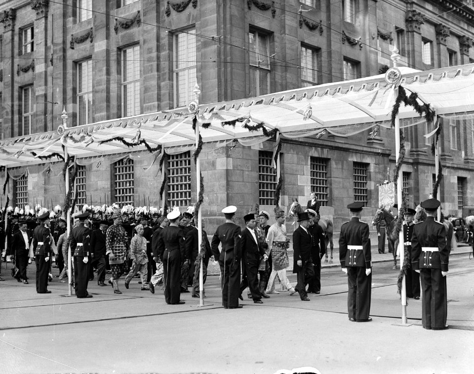 Inhuldiging koningin Juliana. Pergola (volgnr.1-7). Officiële genodigden onder d, Bestanddeelnr 900-0194