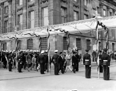 Inhuldiging koningin Juliana. Pergola (volgnr.1-7). Officiële genodigden onder d, Bestanddeelnr 900-0194