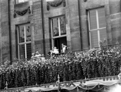 Inhuldiging koningin Juliana. Balkonscene na afloop van de plechtigheid in de Ni, Bestanddeelnr 900-0143