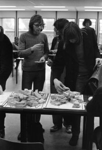 Inschrijfbureau Amsterdamse Universiteit bezet door studenten uit protest tegen , Bestanddeelnr 926-2231