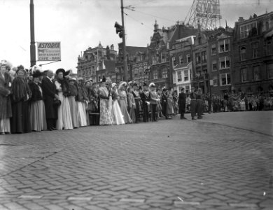 Inhuldiging koningin Juliana. Rijtoer met de Gouden Koets door Amsterdam. De bui, Bestanddeelnr 900-0212