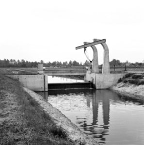 Inpoldering en bemaling, stuwen, meibeek, berkel van der, Bestanddeelnr 159-1058
