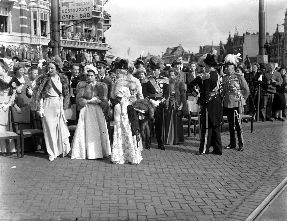 Inhuldiging koningin Juliana. Rijtoer met de Gouden Koets door Amsterdam.De buit, Bestanddeelnr 900-0207