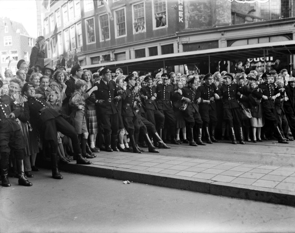 Inhuldiging koningin Juliana. Rijtoer met de Gouden Koets door Amsterdam. Politi, Bestanddeelnr 900-0226