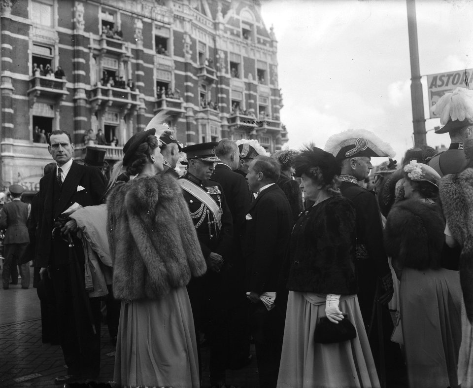 Inhuldiging koningin Juliana. Rijtoer met de Gouden Koets door Amsterdam. Leden , Bestanddeelnr 900-0210