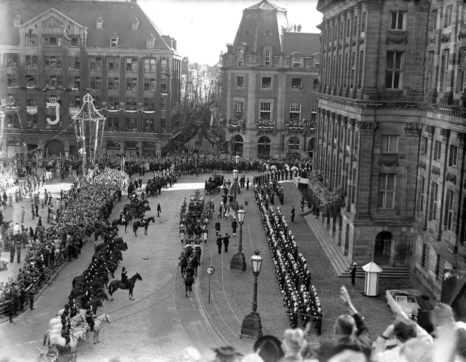 Inhuldiging koningin Juliana. Rijtoer met de Gouden Koets door Amsterdam. Terugk, Bestanddeelnr 900-0213