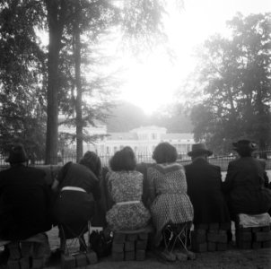 Inhuldiging koningin Juliana Koninklijk gezin weer thuis op paleis Soestdijk, Bestanddeelnr 900-0258
