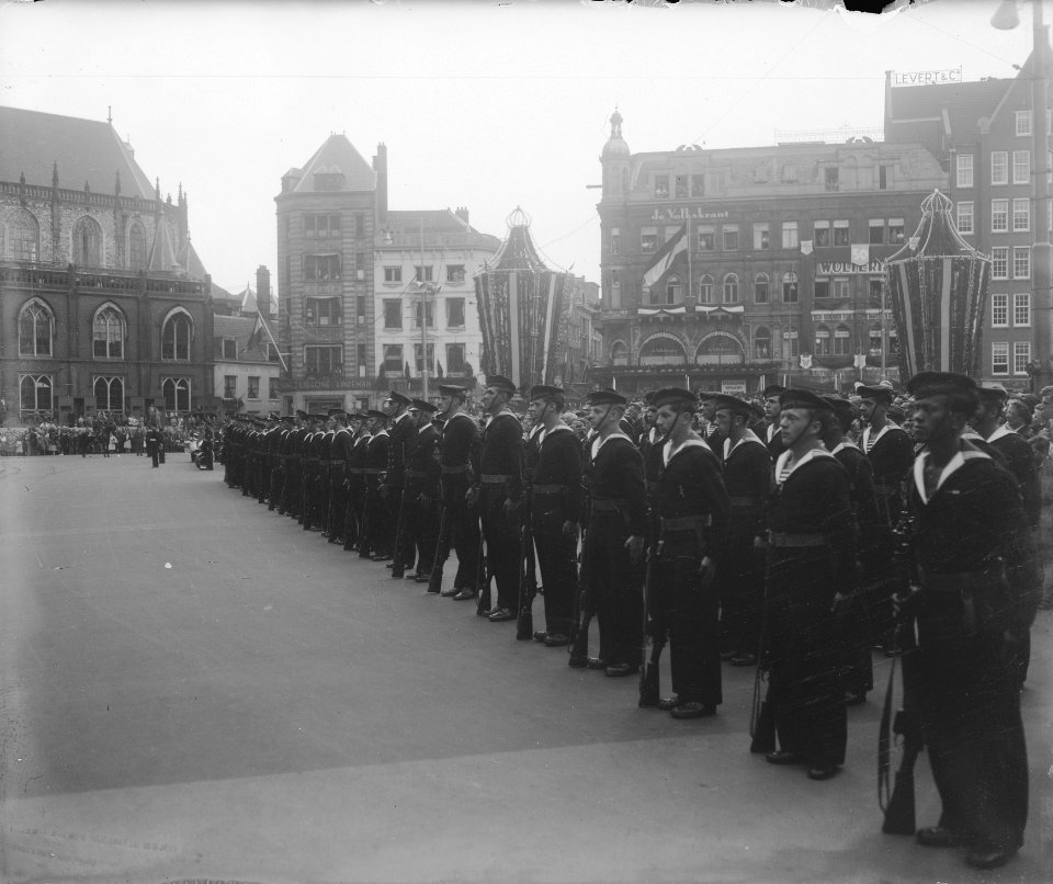 Inhuldiging koningin Juliana Manschappen van de Koninklijke Marine als ere-afze, Bestanddeelnr 900-0081