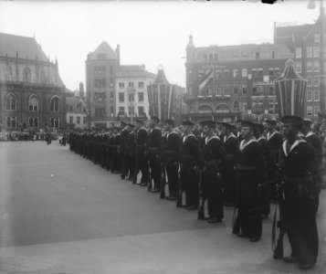Inhuldiging koningin Juliana Manschappen van de Koninklijke Marine als ere-afze, Bestanddeelnr 900-0081