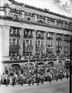 Inhuldiging koningin Juliana Rijtoer met de Gouden Koets door Amsterdam Mensen, Bestanddeelnr 900-0222