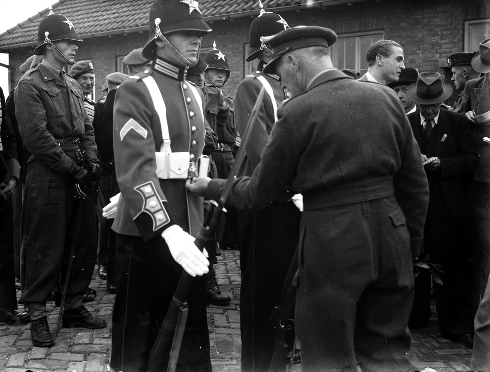 Inhuldiging koningin Juliana. Voorbereidingen. De 425 nieuwe gala-uniformen voor, Bestanddeelnr 900-0071