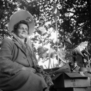 Inhuldiging koningin Juliana Koninklijk gezin weer thuis op paleis Soestdijk D, Bestanddeelnr 900-0255