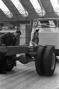 Inrichten Bedrijfsautomobieltentoonstelling in RAI Poetsen van de vele trucks, Bestanddeelnr 913-5410