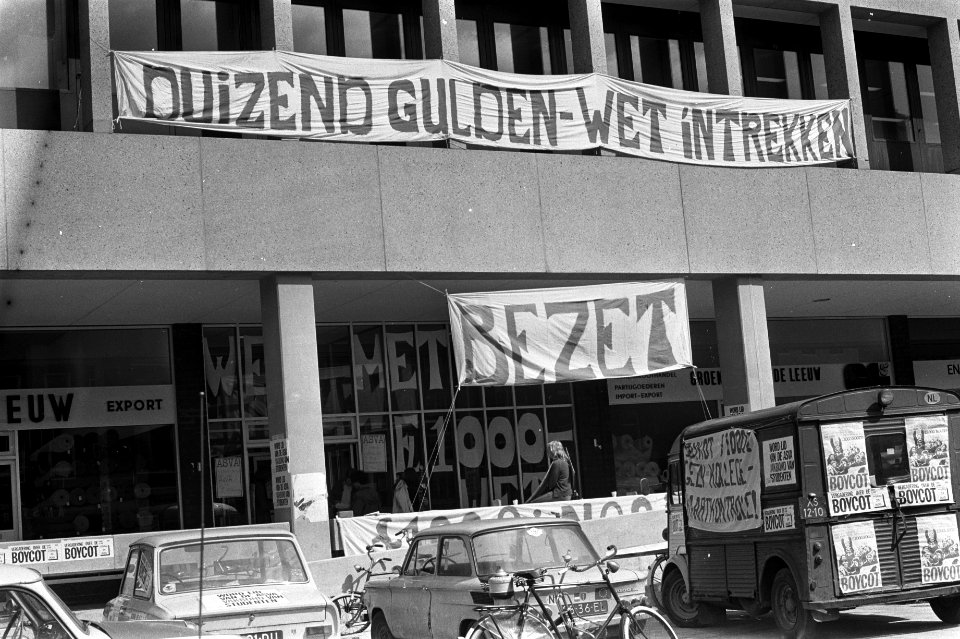 Inschrijfcentrum Universiteit van Amsterdam (Maupoleum) bezet, spandoeken aan , Bestanddeelnr 925-8307