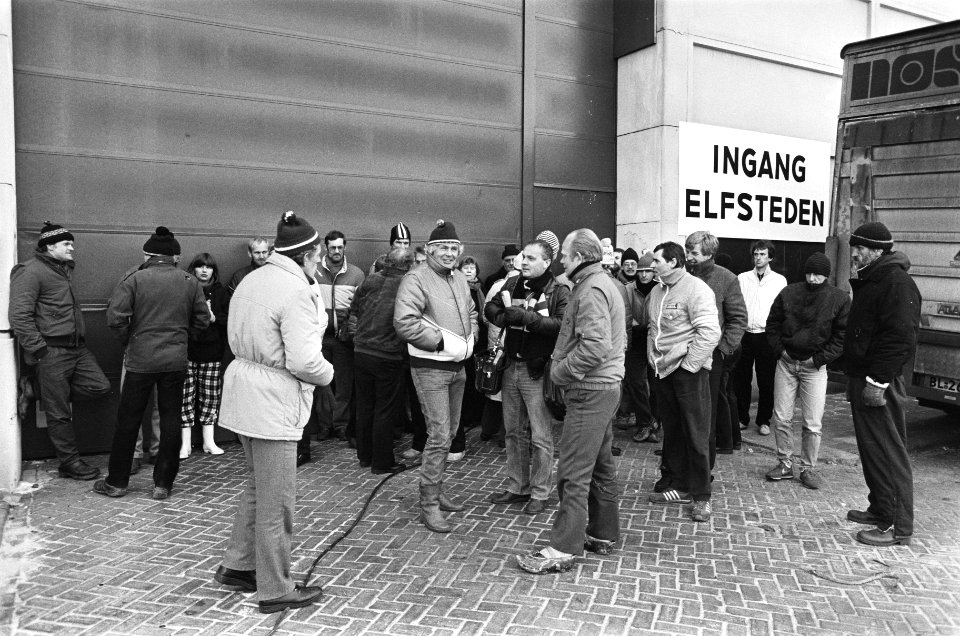 Inschrijving 14e Elfstedentocht al vroeg stonden deelnemers te wachten bij de F, Bestanddeelnr 933-5781