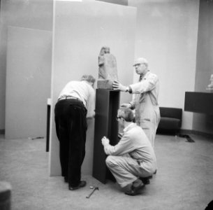 Inrichten tentoonstelling 5000 jaar kunst uit Egypte plaatsen van een relief, Bestanddeelnr 911-6730