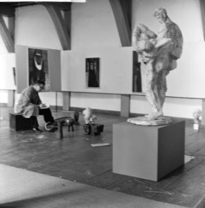 Inrichten tentoonstelling Contour 62 Prinsenhof Delft conservator, Bestanddeelnr 913-6851