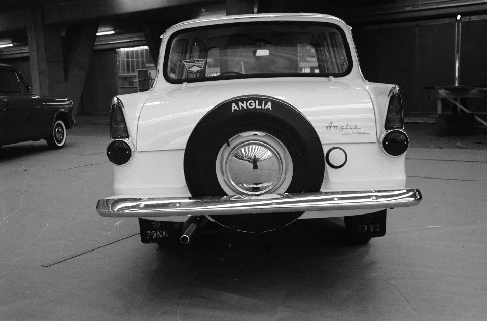 Inrichten van de Europahal voor de stands met autos, Ford Anglias op de stands, Bestanddeelnr 912-0097