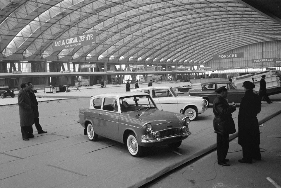 Inrichten van de Europahal voor de stands met autos, Bestanddeelnr 912-0096