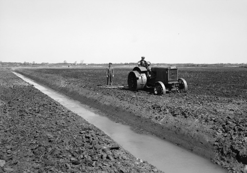 Inpoldering en bemaling, polders, arbeiders, tractors, wapserveense aa, Bestanddeelnr 159-0838