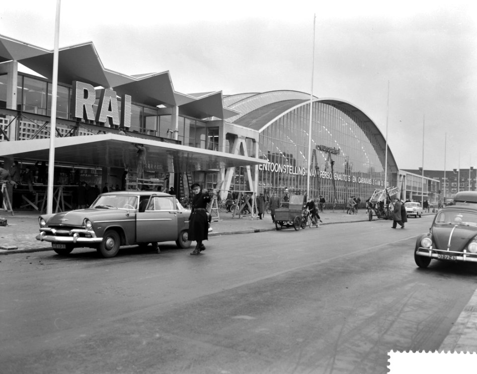 Inrichten van de automobieltentoonstelling in de RAI, exterieur voorzijde RAI, Bestanddeelnr 912-0382
