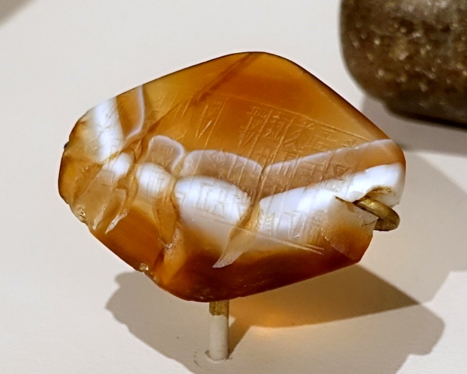 Inscribed bead, Ur III Period, c. 2100-2000 BC, agate - Harvard Semitic Museum - Cambridge, MA - DSC06173