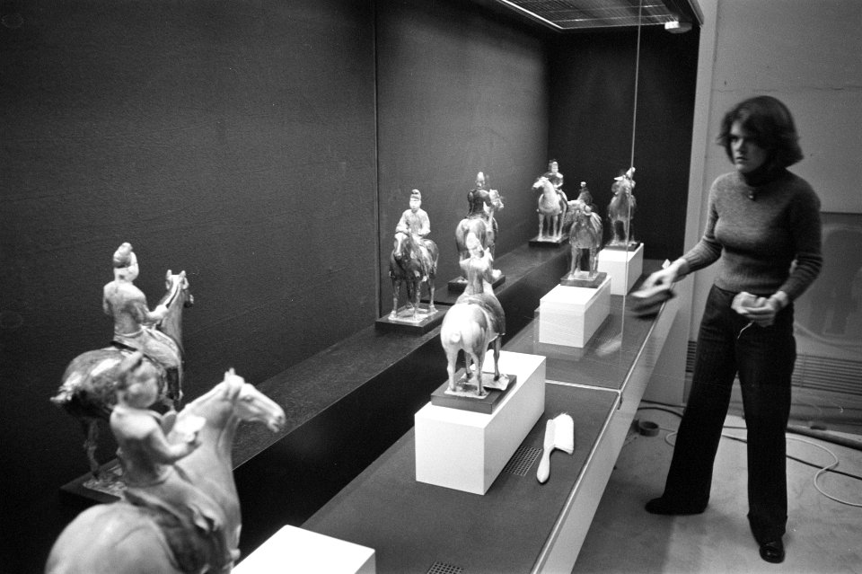 Inrichten tentoonstelling oudheidkundige vondsten uit China in Rijksmuseum, Bestanddeelnr 927-6153