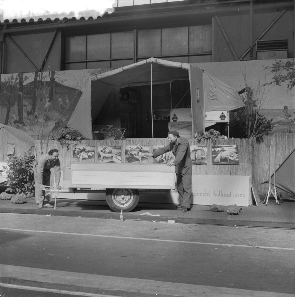 Inrichten tentoonstelling Goed-Kamp in de Houtrusthal te Rotterdam, aanhangwag, Bestanddeelnr 911-1564