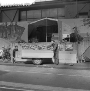 Inrichten tentoonstelling Goed-Kamp in de Houtrusthal te Rotterdam, aanhangwag, Bestanddeelnr 911-1564
