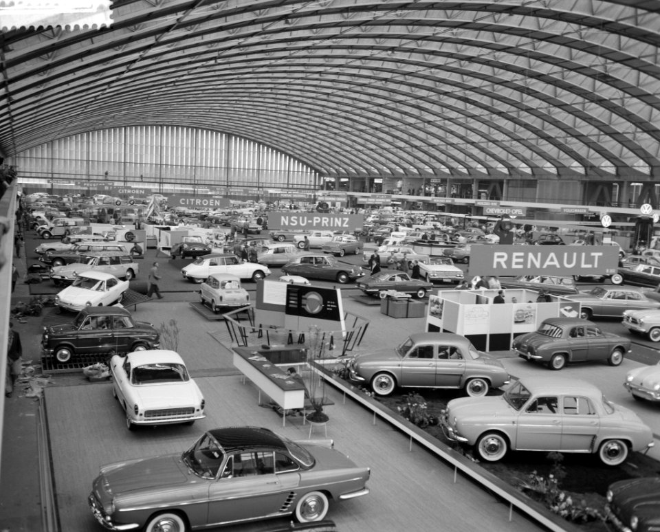 Inrichten van de automobieltentoonstelling in de RAI, overzicht van de Europahal, Bestanddeelnr 912-0383