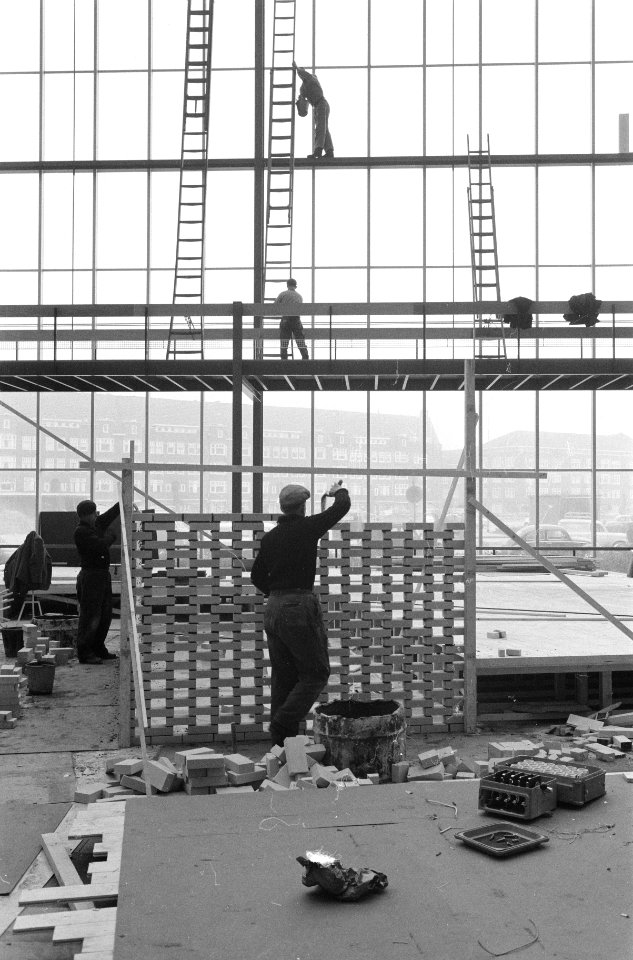 Inrichten van de Europahal voor de stands met autos, glazenwassers maken de wand, Bestanddeelnr 912-0098
