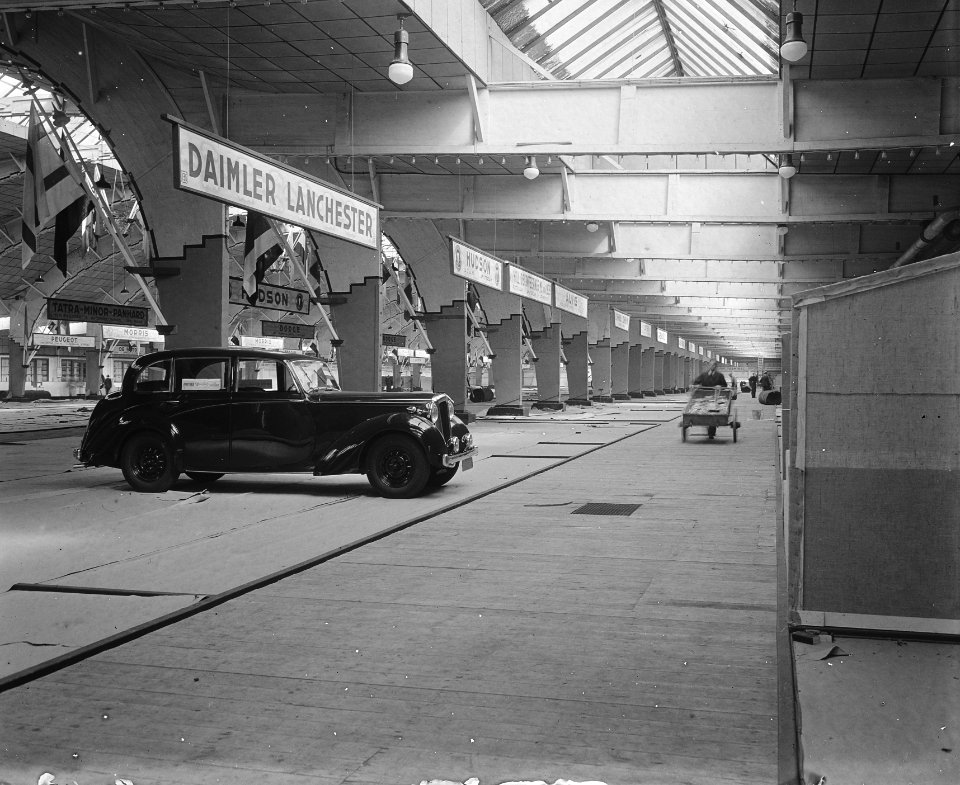 Inrichten RAI. 1e auto gearriveerd, Bestanddeelnr 902-7022