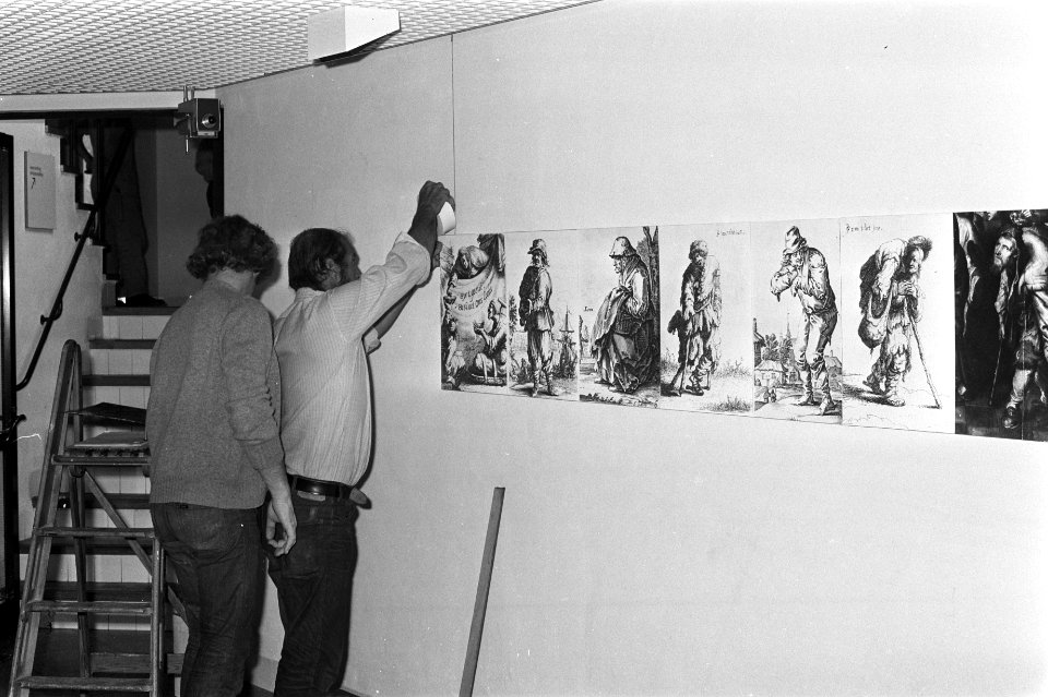 Inrichten tentoonstelling Regenten kijken u aan in Amsterdams Historisch Museum, Bestanddeelnr 925-8466