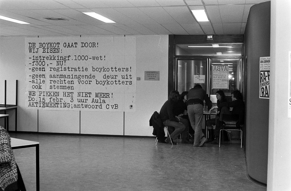 Inschrijfbureau Amsterdamse Universiteit bezet door studenten uit protest tegen , Bestanddeelnr 926-2232