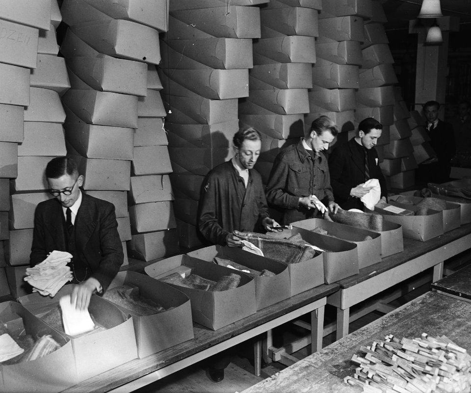 Inpakken van pakketten voor het Commissariaat voor Gerepatrieerden uit Nederland, Bestanddeelnr 901-4121