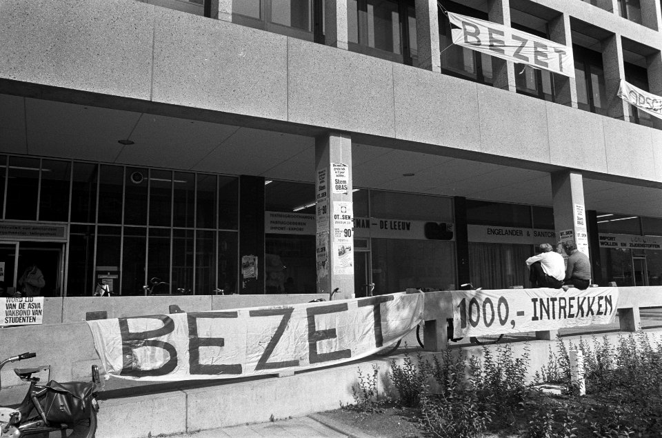 Inschrijfbureau Universiteit van Amsterdam bezet door aktiegroep Pas op de klein, Bestanddeelnr 926-6336
