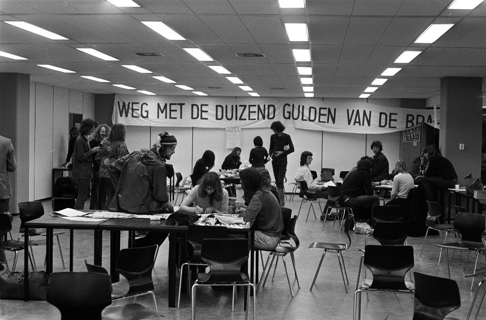 Inschrijfbureau Amsterdamse Universiteit bezet door studenten uit protest tegen , Bestanddeelnr 926-2228