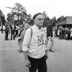 Inschrijving 57e Internationale vierdaagse van Nijmegen, oudere deelnemer met me, Bestanddeelnr 926-5492