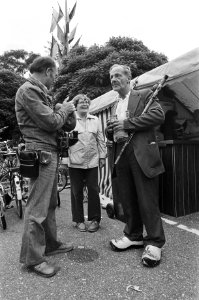 Inschrijving wandelvierdaagse Nijmegen enkele deelnemers, de man rechts heeft d, Bestanddeelnr 931-5943