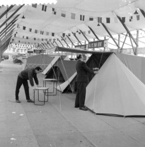Inrichten tentoonstelling Goed-Kamp in de Houtrusthal te Rotterdam, Bestanddeelnr 911-1563