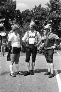 Inschrijving vierdaagse Nijmegen vrolijk geklede deelnemers, Bestanddeelnr 929-8222